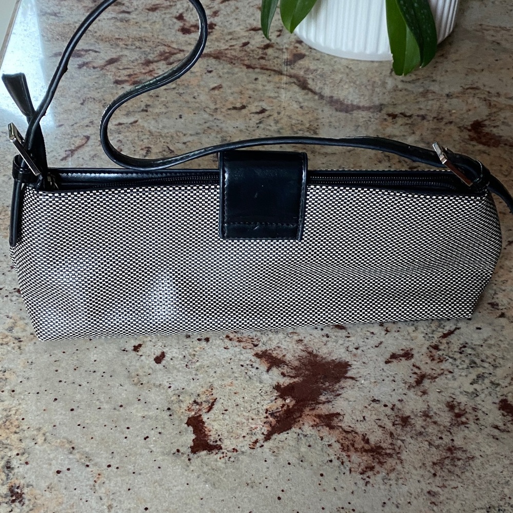 Elegant Black and White Clutch - Picture 4 of 12